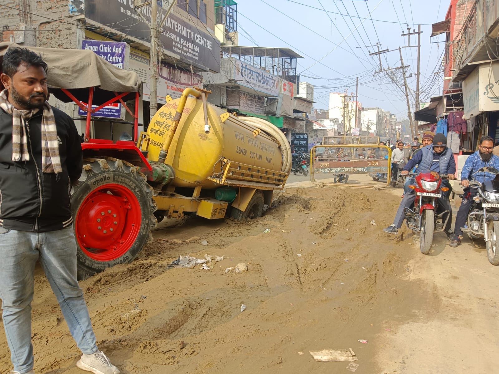 तारीन टिकली में मजिस्द के पास मुख्य सड़क पर खोदाई करते मजदूर। संवाद तारीन टिकली में मजिस्द के पास मुख्य सड़क पर खोदाई करते मजदूर। संवाद