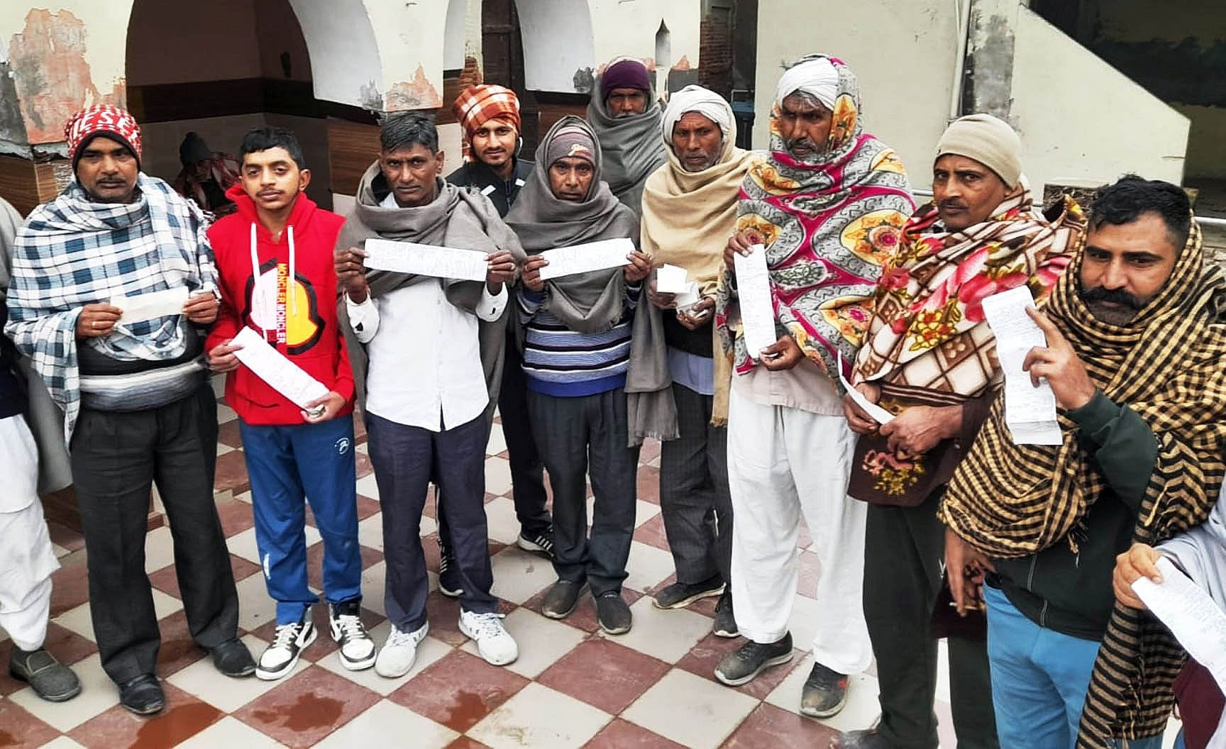 बिघाना गांव में बिल हाथों में लेकर रोष जताते ग्रामीण उपभोक्ता। संवाद बिघाना गांव में बिल हाथों में लेकर रोष जताते ग्रामीण उपभोक्ता। संवाद