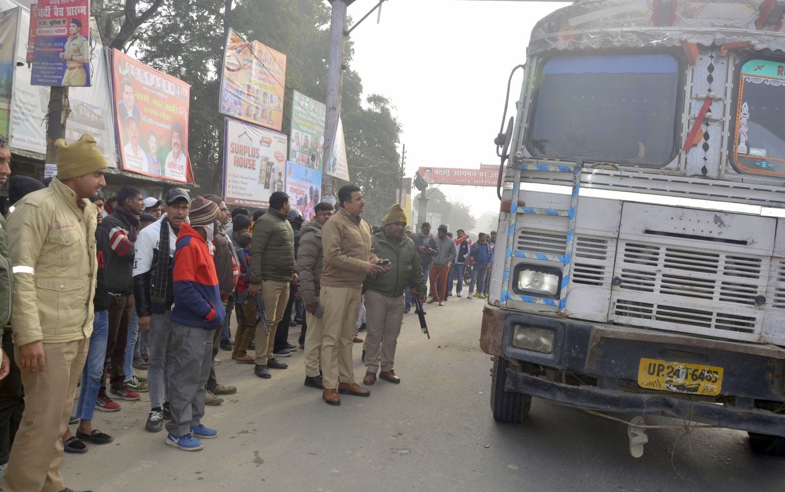 घटना स्थल पर मौजूद पुलिस व लोगों की भीड़।संवाद घटना स्थल पर मौजूद पुलिस व लोगों की भीड़।संवाद