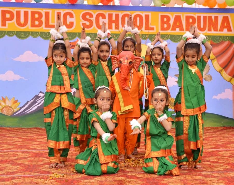 नालागढ़ के बरूणा स्थित सनराईज पब्लिक स्कूल में आयोजित वार्षिक पारितोषिक वितरण समारोह में सांस्कृ