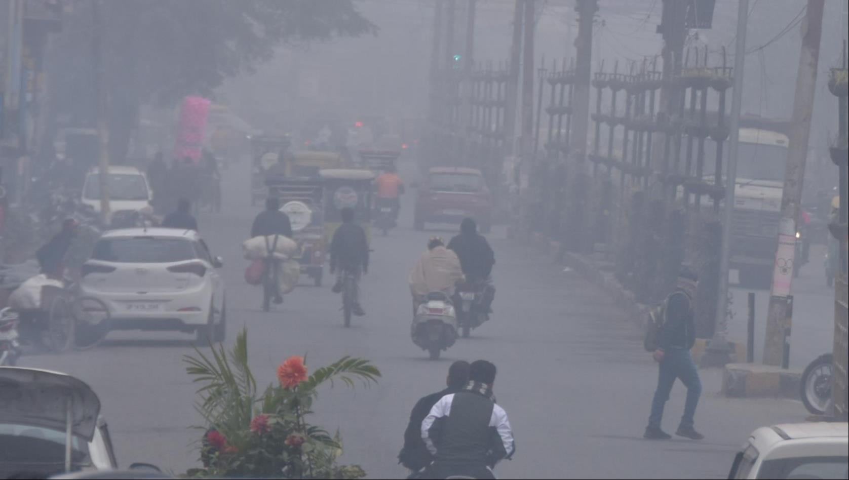 सहारनपुर में देर रात ठिठुरती ठंड व घना कोहरे के चलते रेलवे रोड पर अलाव के सहारे बैठे लोग सहारनपुर में देर रात ठिठुरती ठंड व घना कोहरे के चलते रेलवे रोड पर अलाव के सहारे बैठे लोग