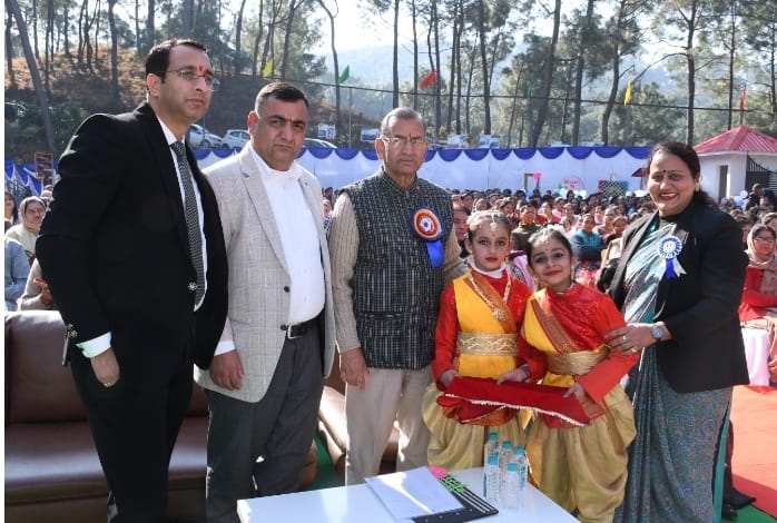 सेवन स्टार स्कूल भोटा में सालाना समारोह में वशिष्ट अतिथि बेली राम को सम्मानित करते हुए।(स्रोत:स सेवन स्टार स्कूल भोटा में सालाना समारोह में वशिष्ट अतिथि बेली राम को सम्मानित करते हुए।(स्रोत:स