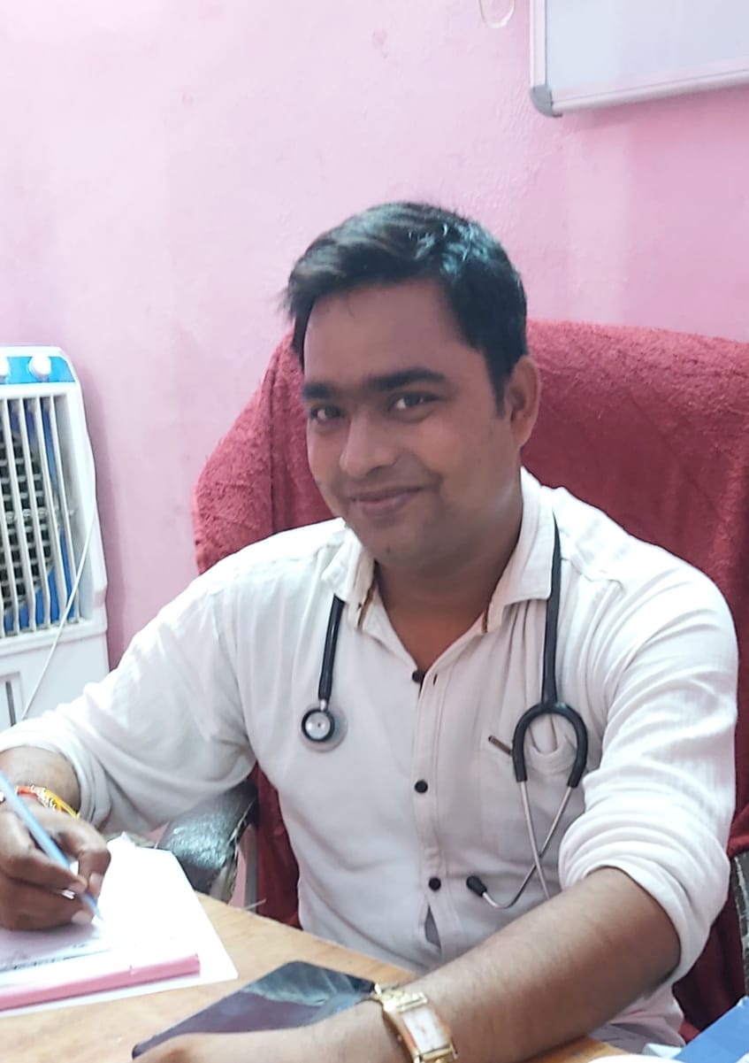 कोलाघाट के पक्के पुल से गुजरते बाइक सवार। संवाद