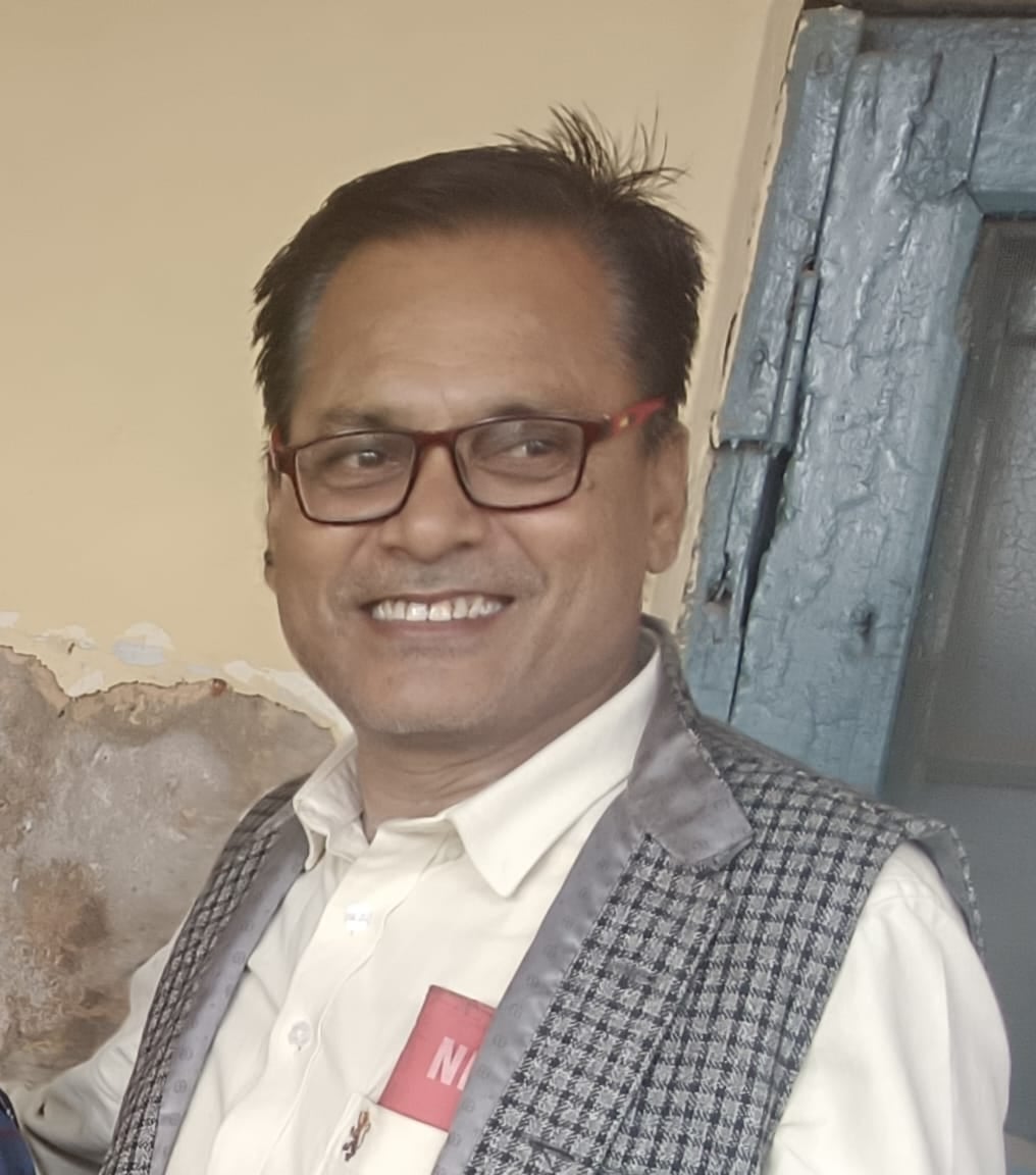 रेलवे स्टेशन परिसर में पुरानी पेंशन बहाली की मांग को लेकर धरना प्रदर्शन करते नॉर्दर्न रेलवे में