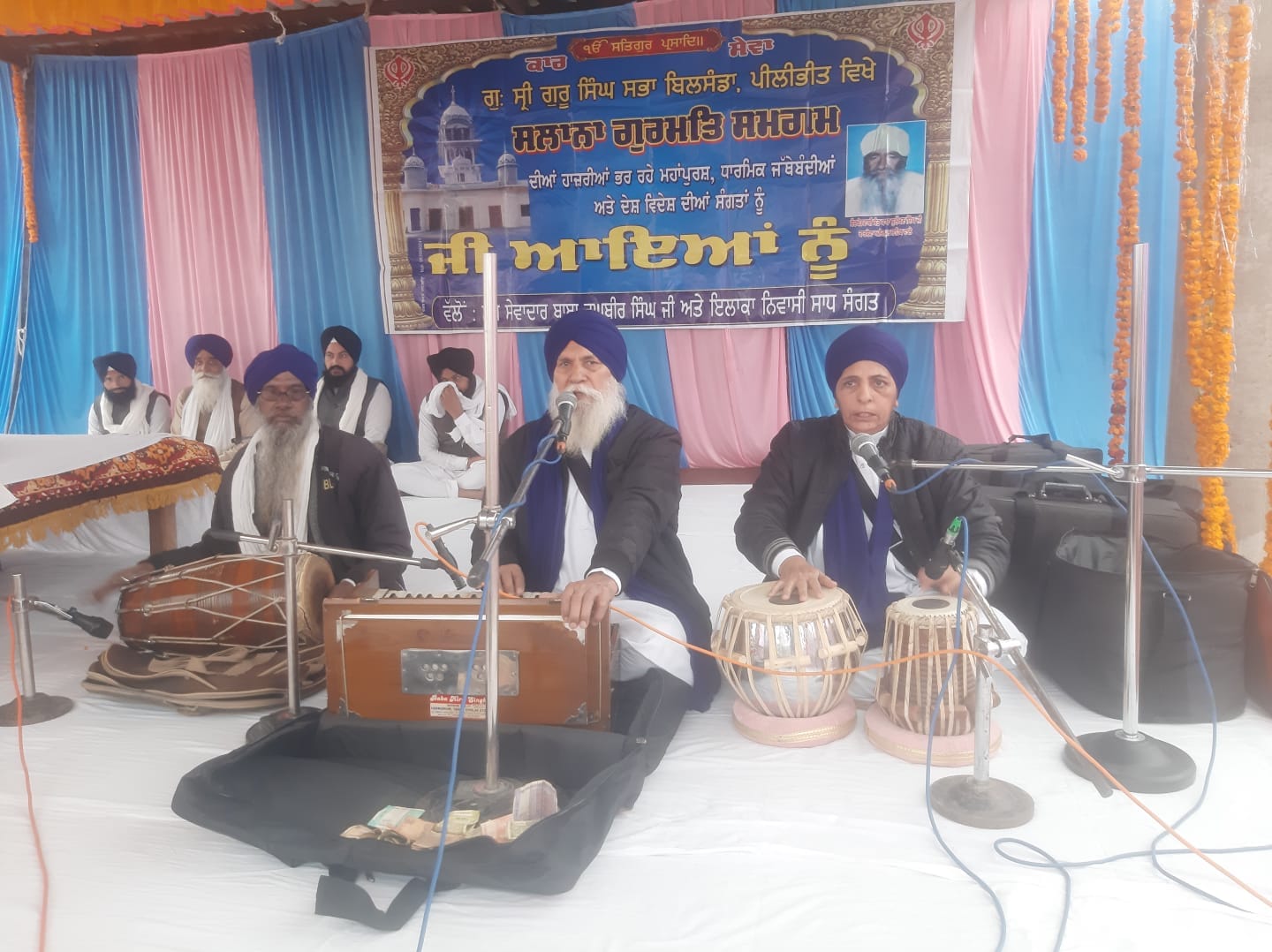 बिलसंडा नगर गुरूद्धारा में सजा दीवान । आयोजक