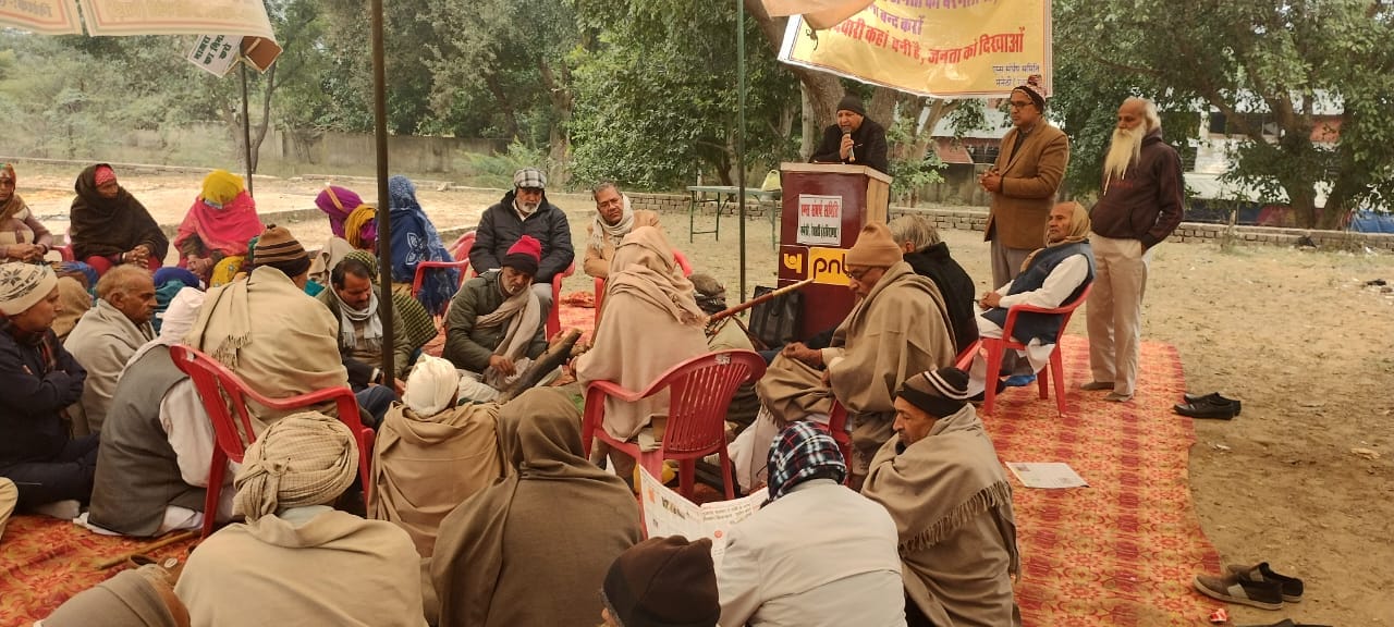 गांव माजरा में एम्स की प्रस्तावित जमीन का निरीक्षण करते मुख्यमंत्री के ओएसडी अभिमन्यु। संवाद गांव माजरा में एम्स की प्रस्तावित जमीन का निरीक्षण करते मुख्यमंत्री के ओएसडी अभिमन्यु। संवाद