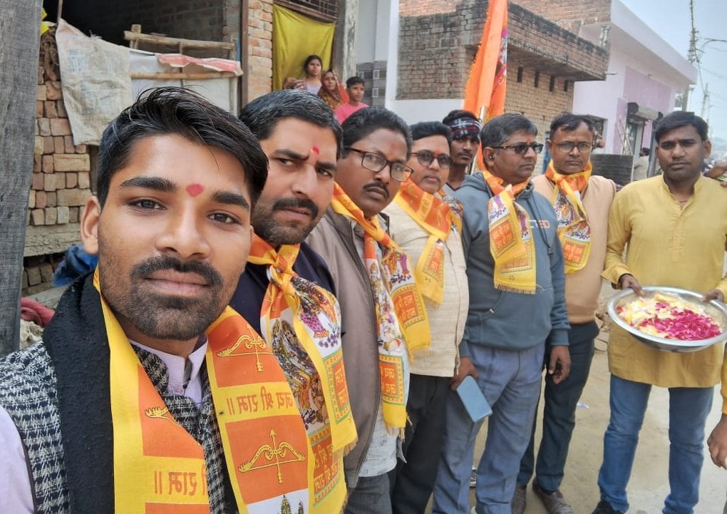 कटरा रोड स्थित शिवजीपुरम में पूजित अक्षत बांटते विहिप के लोग। संवाद
