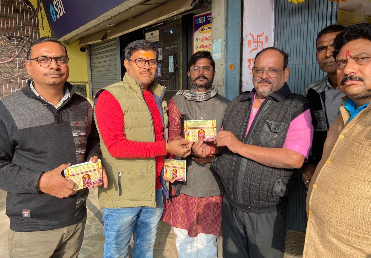 कटरा रोड स्थित शिवजीपुरम में पूजित अक्षत बांटते विहिप के लोग। संवाद