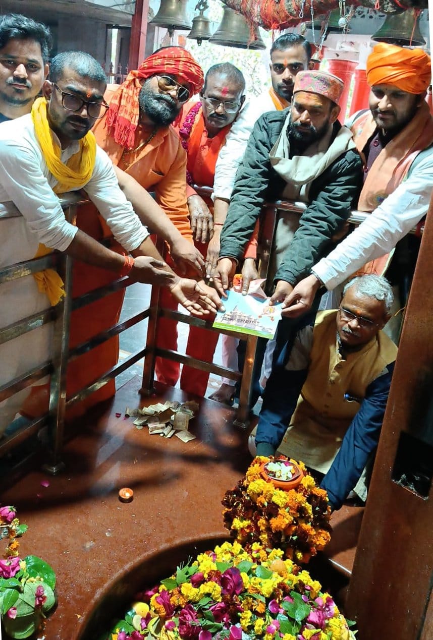 कटरा रोड स्थित शिवजीपुरम में पूजित अक्षत बांटते विहिप के लोग। संवाद