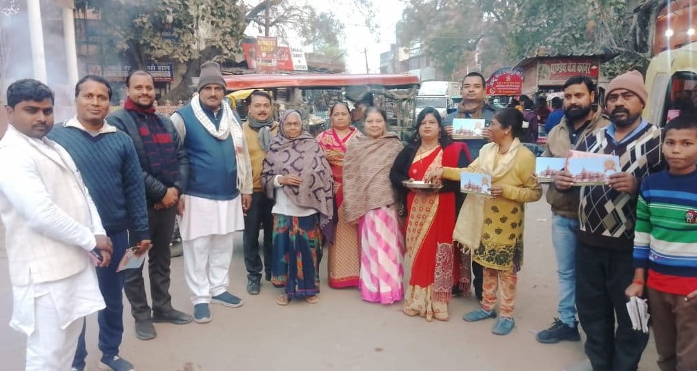 कटरा रोड स्थित शिवजीपुरम में पूजित अक्षत बांटते विहिप के लोग। संवाद