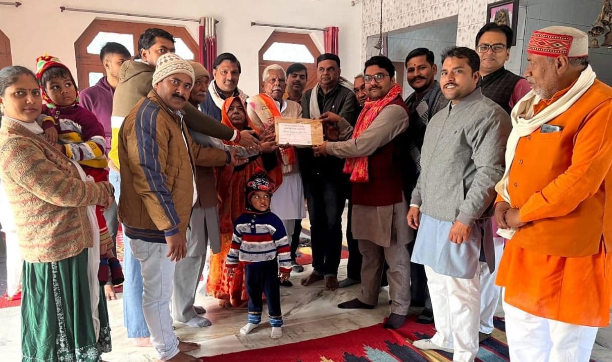 कटरा रोड स्थित शिवजीपुरम में पूजित अक्षत बांटते विहिप के लोग। संवाद