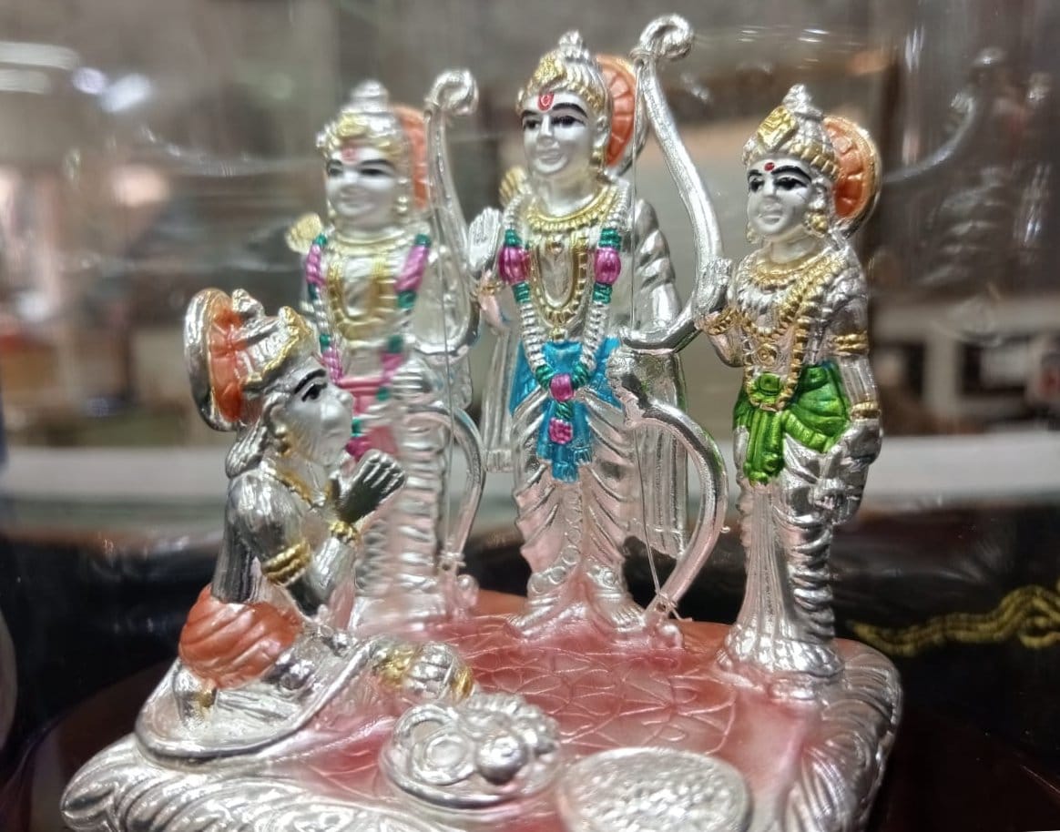 पंजाबी मार्केट स्थित आभूषण की दुकान पर राम दरबार व राम जन्मभूमि मंदिर की प्रतिमाएं खरीदते लोग।