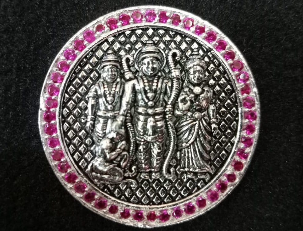 पंजाबी मार्केट स्थित आभूषण की दुकान पर राम दरबार व राम जन्मभूमि मंदिर की प्रतिमाएं खरीदते लोग।