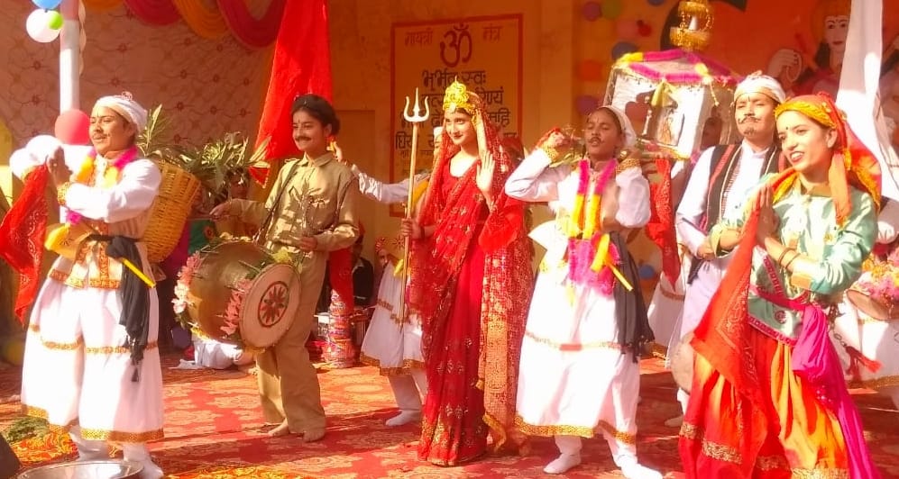रंगारंग कार्यक्रमों की प्रस्तुति देते राजकीय वरिष्ठ माध्यमिक पाठशाला ददाहू के विद्यार्थी। संवाद रंगारंग कार्यक्रमों की प्रस्तुति देते राजकीय वरिष्ठ माध्यमिक पाठशाला ददाहू के विद्यार्थी। संवाद