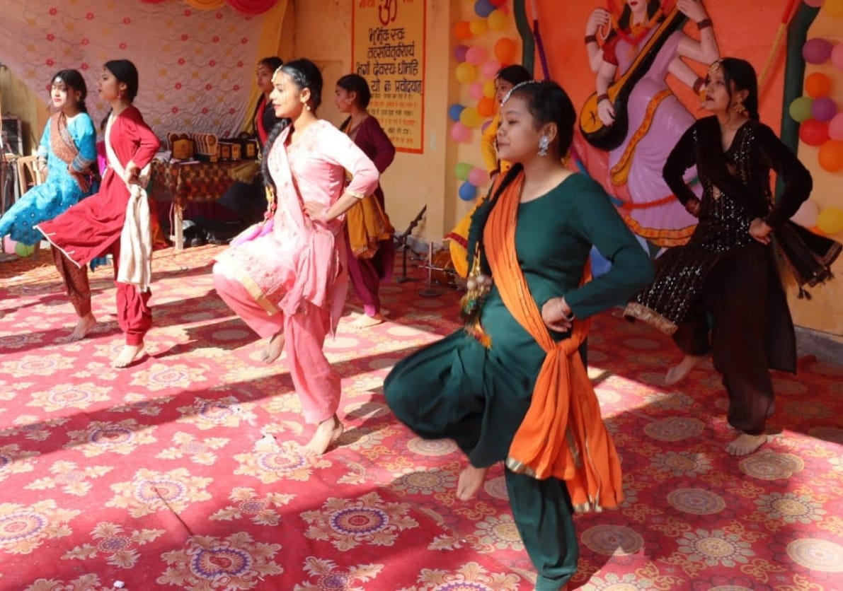 रंगारंग कार्यक्रमों की प्रस्तुति देते राजकीय वरिष्ठ माध्यमिक पाठशाला ददाहू के विद्यार्थी। संवाद रंगारंग कार्यक्रमों की प्रस्तुति देते राजकीय वरिष्ठ माध्यमिक पाठशाला ददाहू के विद्यार्थी। संवाद
