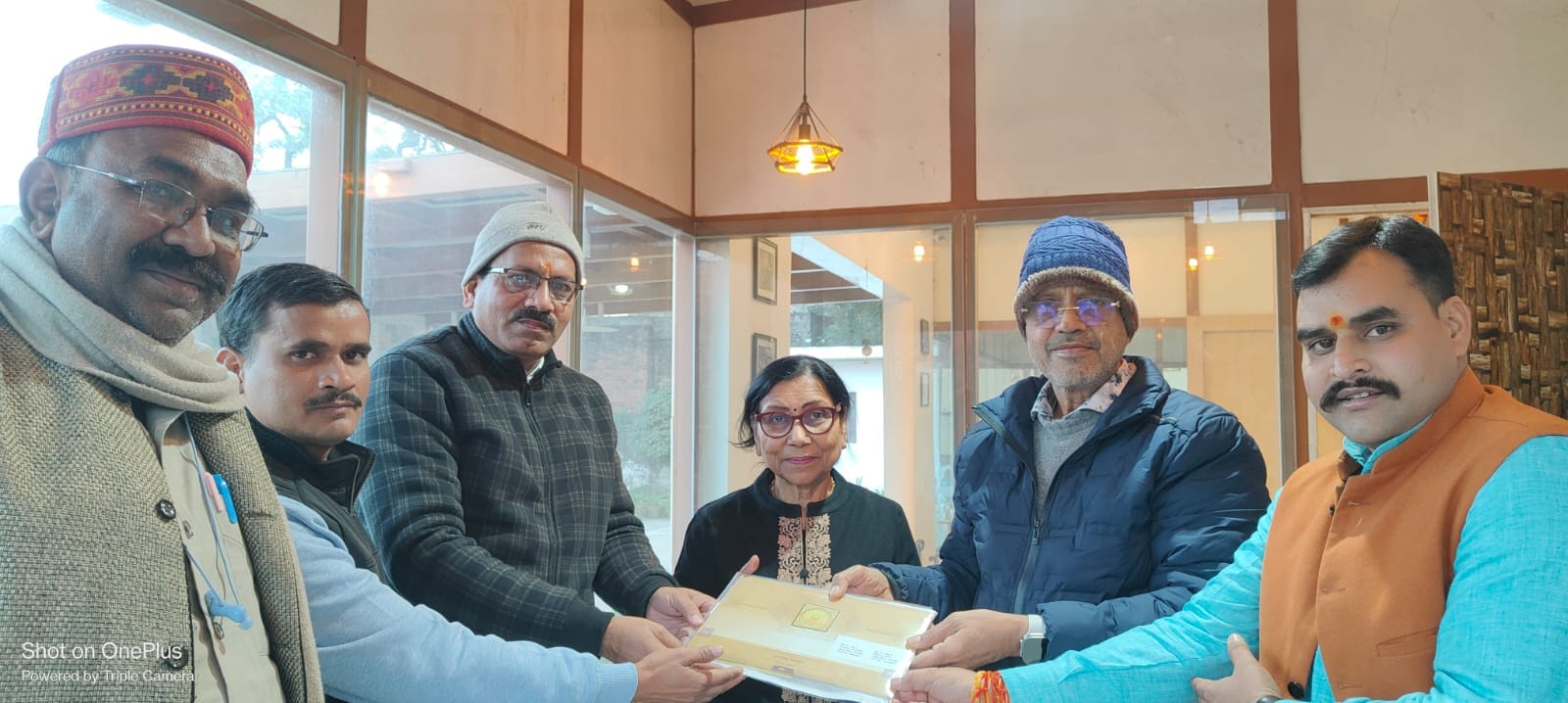 उद्योगपति अशोक अग्रवाल को प्राण प्रतिष्ठा समारोह का निमंत्रण देते आरएसएस के पदाधिकारी। स्त्रोत