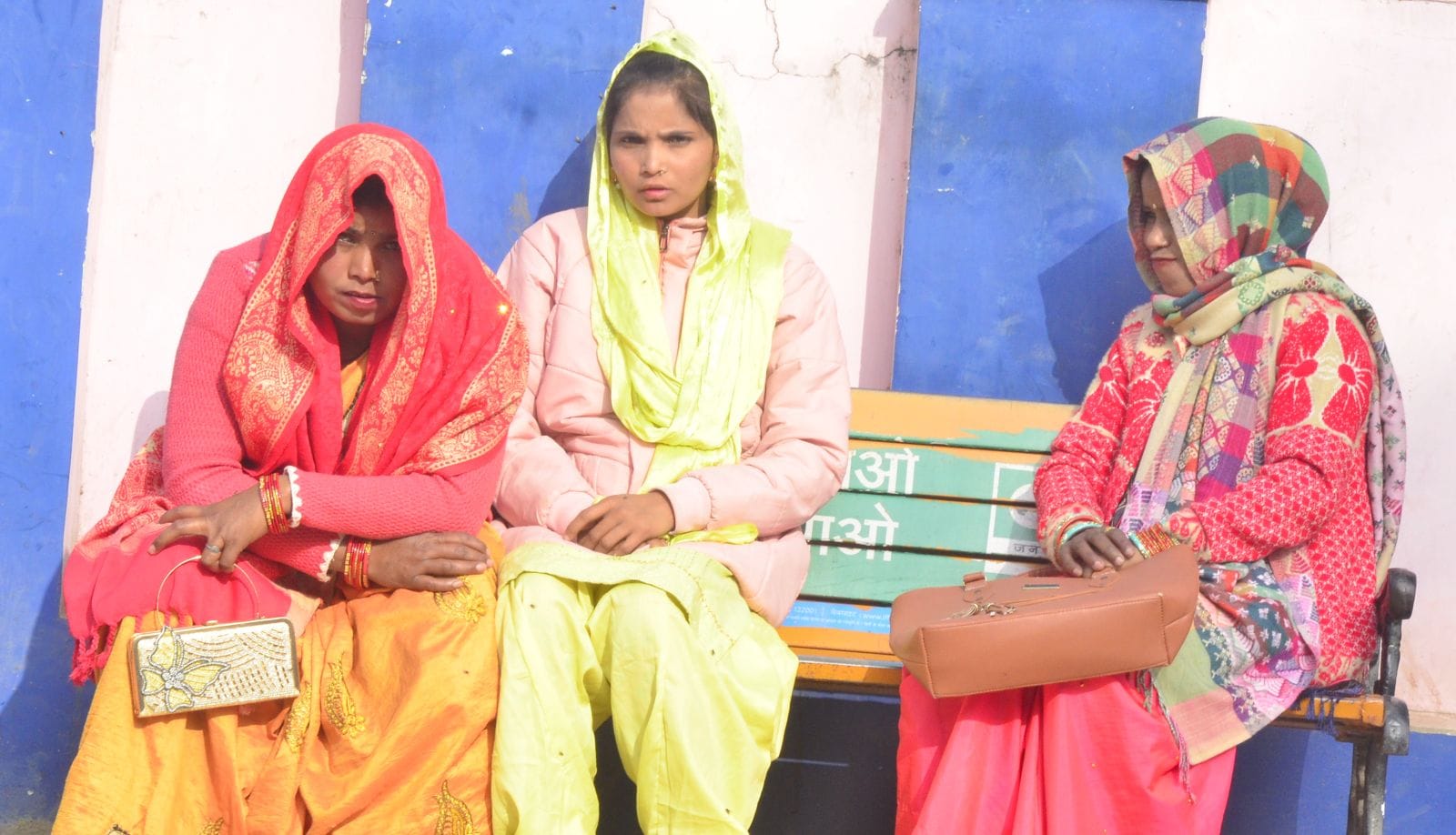 अस्पताल परिसर में धूप का आन्नद लेता स्टाफ। संवाद