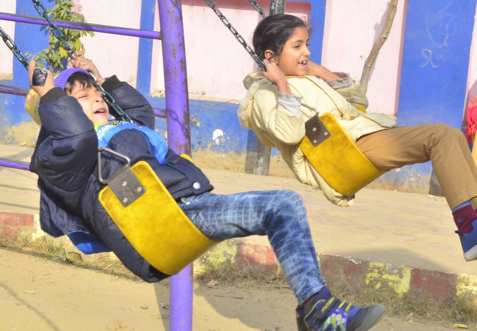 अस्पताल परिसर में धूप का आन्नद लेता स्टाफ। संवाद