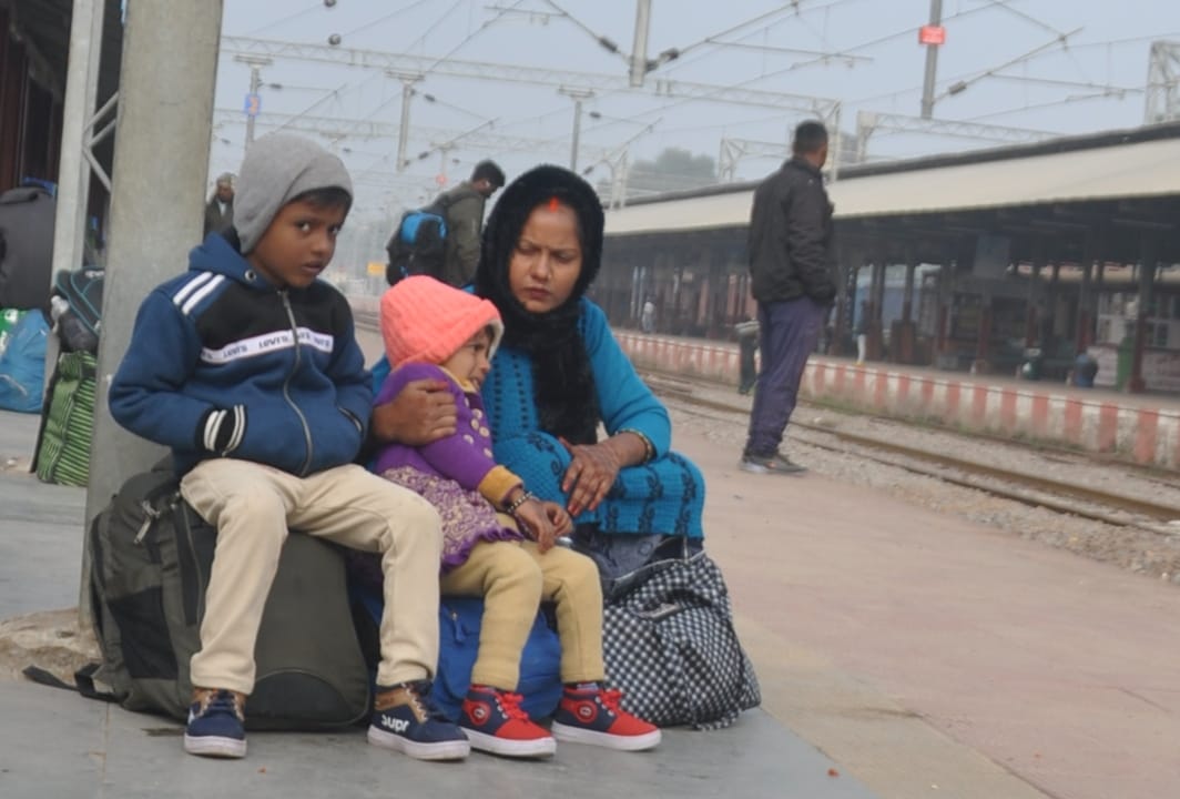 बुधवार को दोपहर बाद बादलों के बीच छिपा रहा सूरज। संवाद