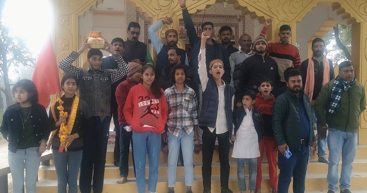 कुंडा के बेंती गांव में पूजित अक्षत वितरण के लिए निकले रामभक्त। संवाद कुंडा के बेंती गांव में पूजित अक्षत वितरण के लिए निकले रामभक्त। संवाद
