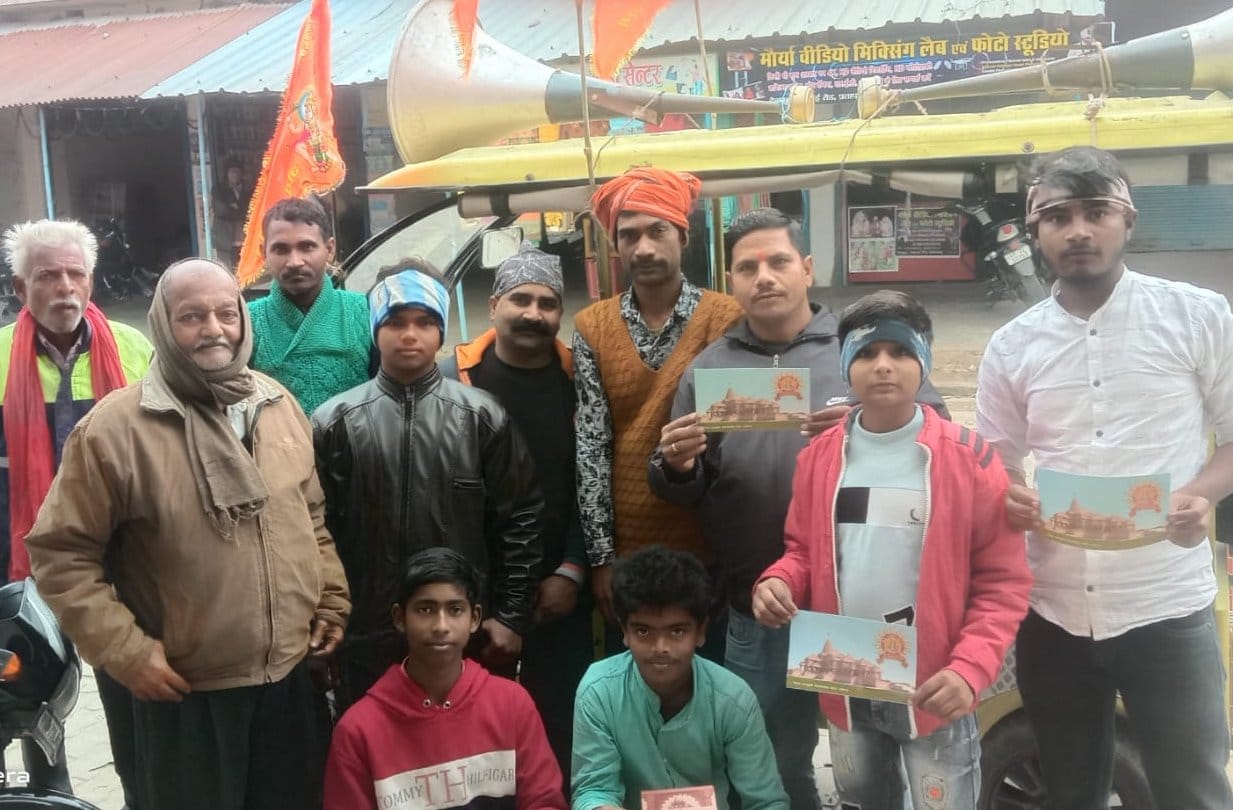 कुंडा के बेंती गांव में पूजित अक्षत वितरण के लिए निकले रामभक्त। संवाद कुंडा के बेंती गांव में पूजित अक्षत वितरण के लिए निकले रामभक्त। संवाद