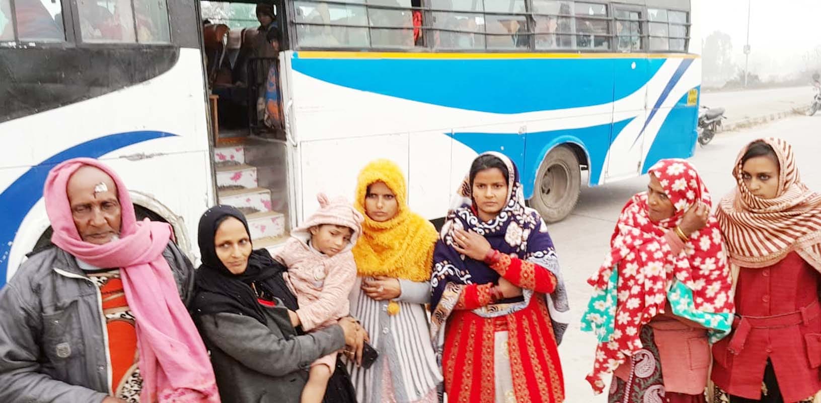 तोड़फोड़ के बाद हिटौटा टोल प्लाजा पर खड़ी बस। संवाद