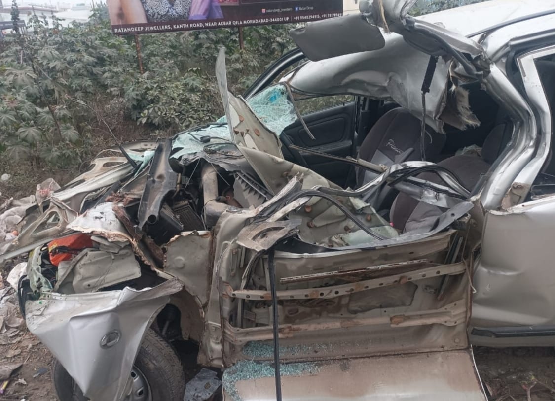 बिजनौर के कस्बा झालू के गोलबाग के पास सड़क दुर्घटना में दो युवकों की मौत के बाद मौके पर पहुंची बिजनौर के कस्बा झालू के गोलबाग के पास सड़क दुर्घटना में दो युवकों की मौत के बाद मौके पर पहुंची