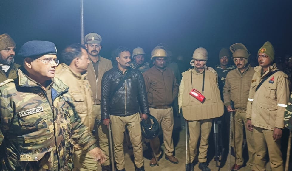 लालगंज कोतवाली क्षेत्र के जलेशरगंज कटरा नहर चौराहे के पास सड़क हादसे में वृद्ध महिला की मौत पर 