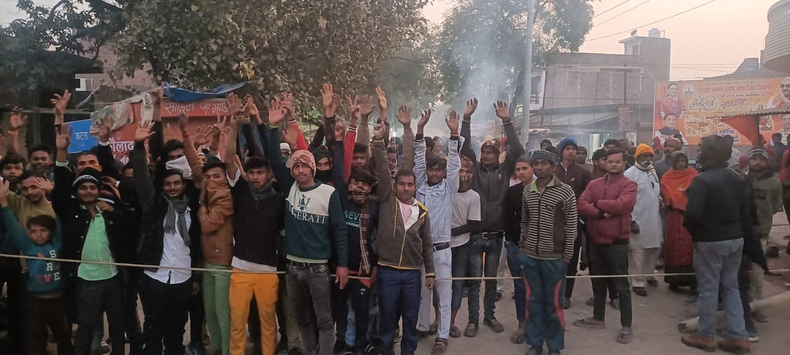 लालगंज कोतवाली क्षेत्र के जलेशरगंज कटरा नहर चौराहे के पास सड़क हादसे में वृद्ध महिला की मौत पर 
