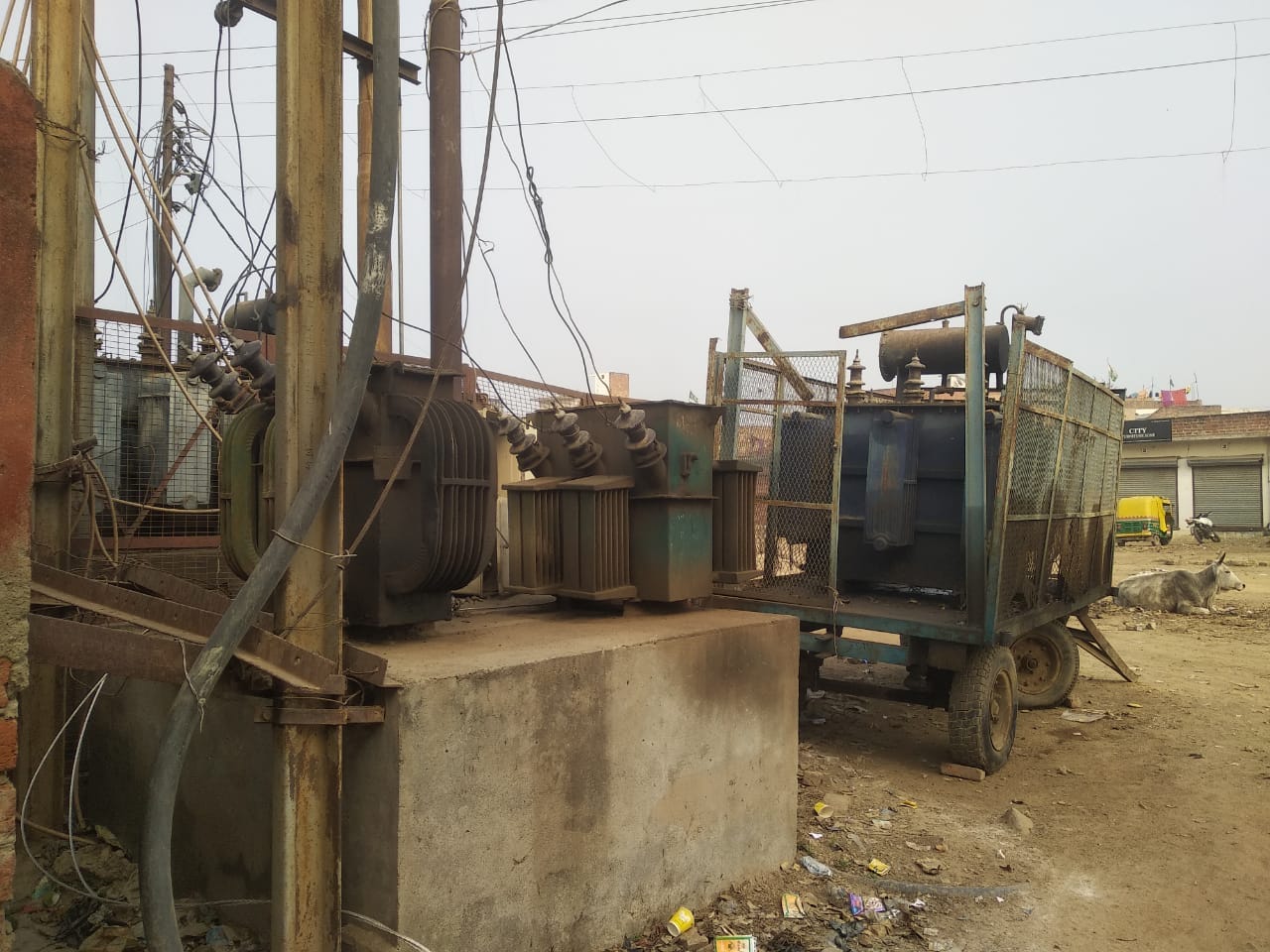 शाहजहांपुर में अलीजई जाने वाली रोड पर तारों का जाल। संवाद