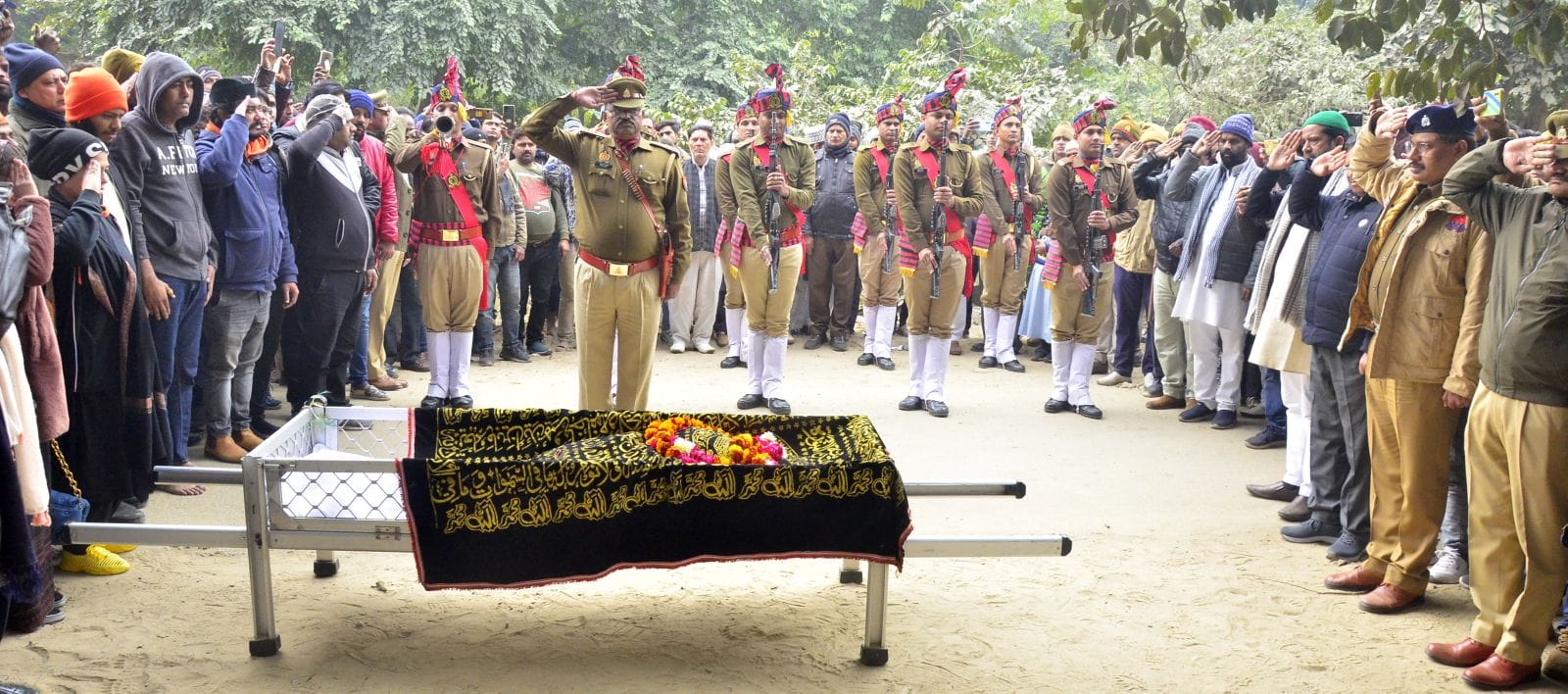 उस्ताद राशिद खान के जनाजे में उमड़े लोग। संवाद उस्ताद राशिद खान के जनाजे में उमड़े लोग। संवाद