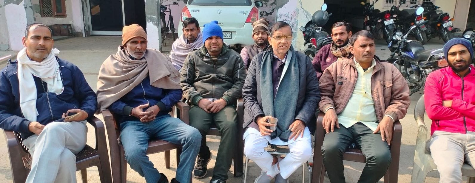 12जेएनडी02: कार्यकर्ताओं के साथ बैठक करते हुए महावीर कंप्यूटर। संवाद