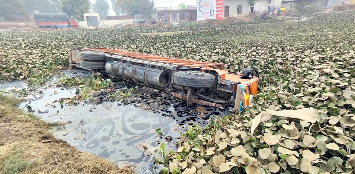 12जेएनडी03 : गांव खेड़ा खेमावती के तालाब में गिरा हुआ ट्रक।