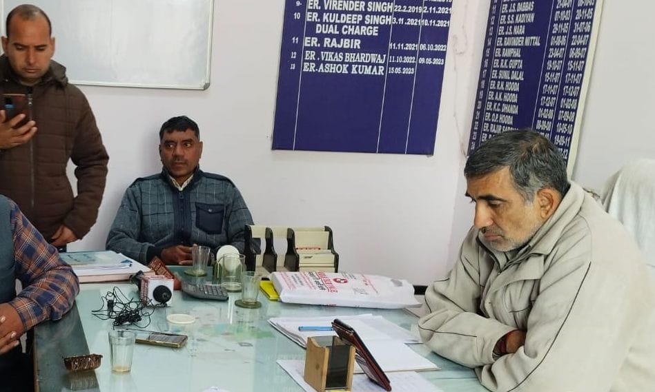 12जेएनडी06: उपभोक्ताओं की तरफ बकाया बिजली बिल की जानकारी देते हुए उपमंडल अधिकारी अशोक कुमार। सं 12जेएनडी06: उपभोक्ताओं की तरफ बकाया बिजली बिल की जानकारी देते हुए उपमंडल अधिकारी अशोक कुमार। सं