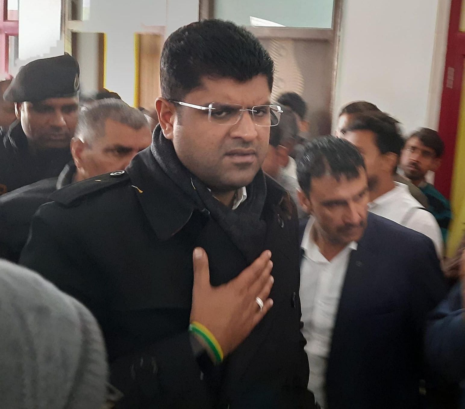 12जेएनडी14 : पत्रकारों से बातचीत करते उपमुख्यमंत्री दुष्यंत चौटाला। संवाद