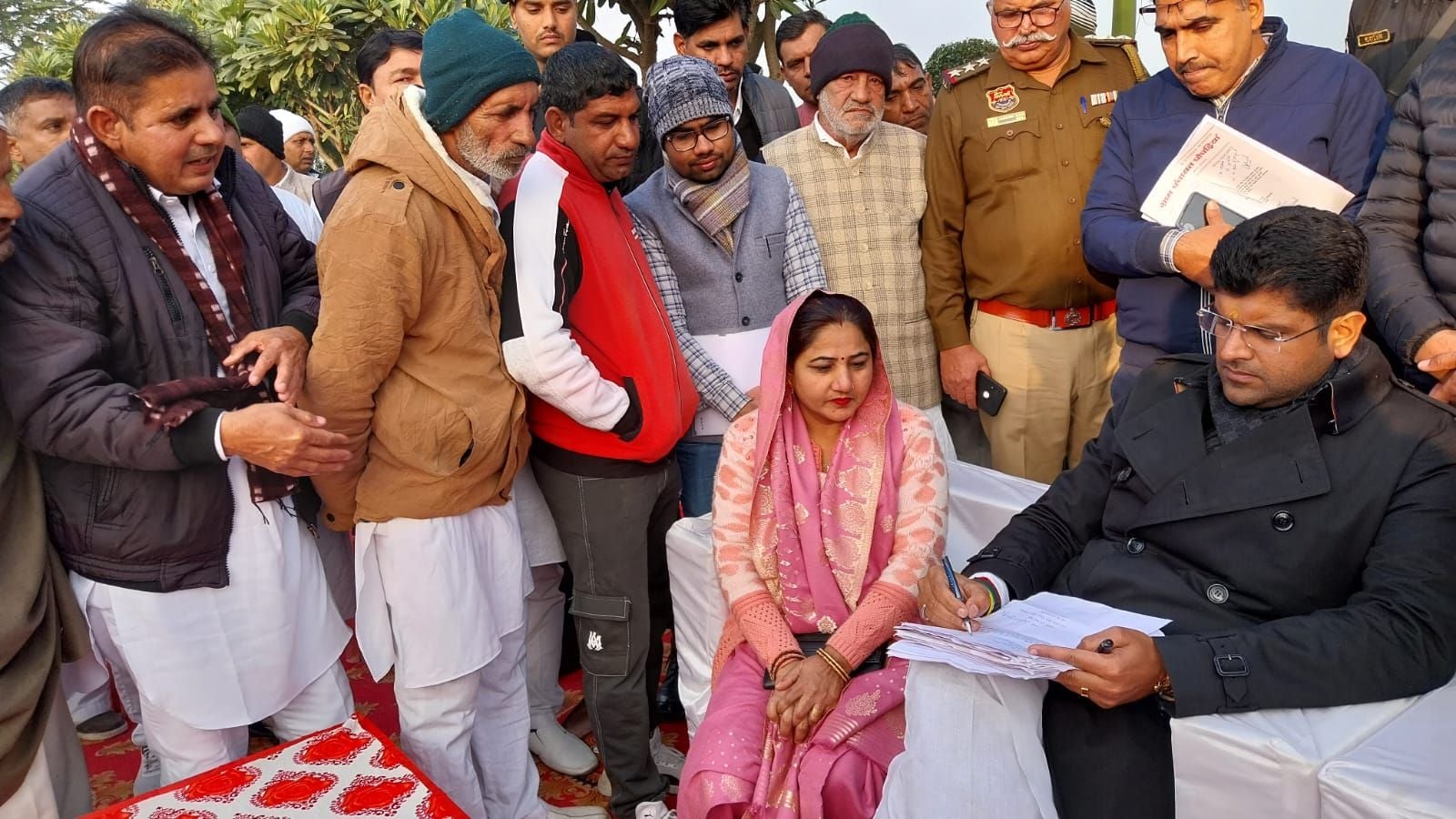 12जेएनडी19 : लोगों की समस्याएं सुनते उपमुख्यमंत्री दुष्यंत चौटाला। संवाद 12जेएनडी19 : लोगों की समस्याएं सुनते उपमुख्यमंत्री दुष्यंत चौटाला। संवाद