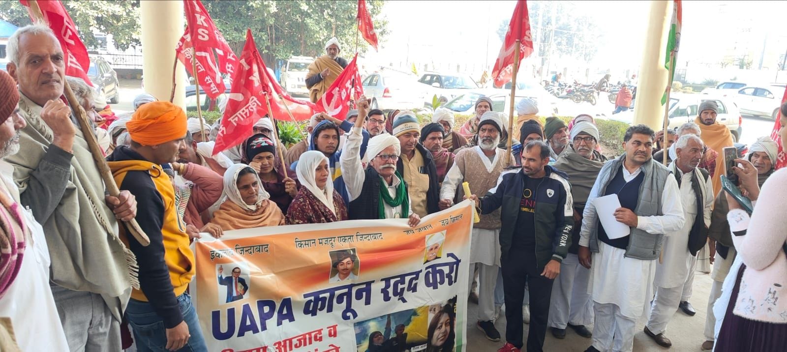 12जेएनडी39: नीलम आजाद पर लगाई गई यूएपीए एक्ट हटाने की मांग को लेकर उचाना में विरोध प्रदर्शन कर