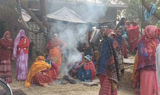लालगंज कोतवाली के कटरा दुगधा में पैदल मार्च करती पुलिस। संवाद लालगंज कोतवाली के कटरा दुगधा में पैदल मार्च करती पुलिस। संवाद