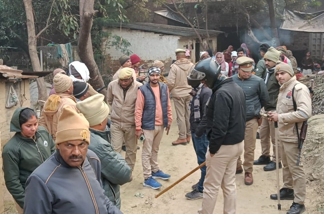 लालगंज कोतवाली के कटरा दुगधा में पैदल मार्च करती पुलिस। संवाद लालगंज कोतवाली के कटरा दुगधा में पैदल मार्च करती पुलिस। संवाद