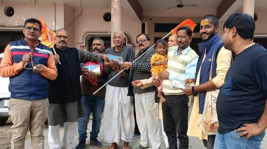 संडवा चंडिका के अठगवां दुबान में पूजित अक्षत बांटते विहिप के लोग। संवाद