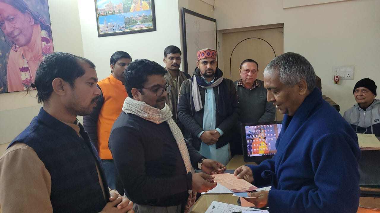संडवा चंडिका के अठगवां दुबान में पूजित अक्षत बांटते विहिप के लोग। संवाद