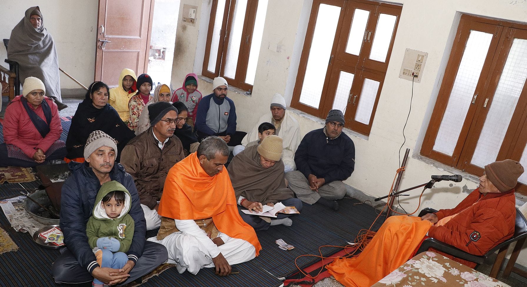 14जेएनडी04: महर्षि दयानंद योग चिकित्सा आश्रम में प्रवचन करते हुए आचार्य रामवेश। संवाद