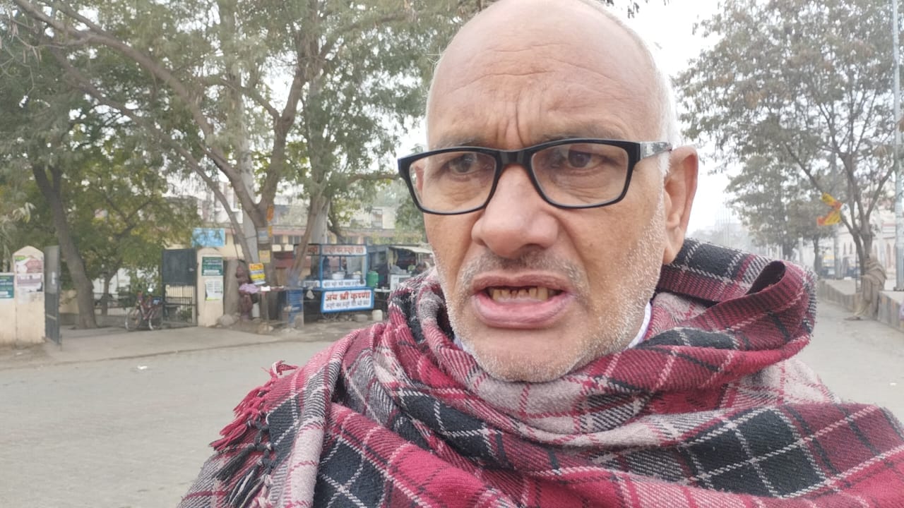 बस चालकों को निर्देश देते हुए रोडवेज कर्मी बस चालकों को निर्देश देते हुए रोडवेज कर्मी