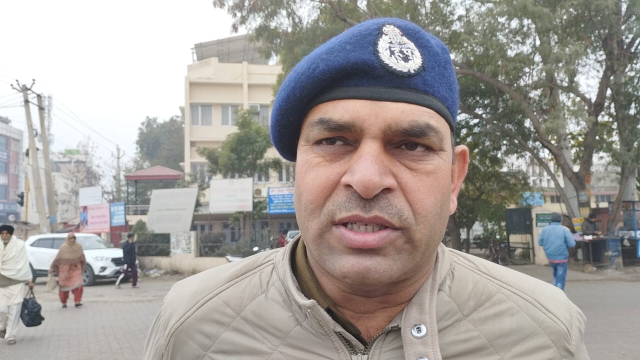 बस चालकों को निर्देश देते हुए रोडवेज कर्मी बस चालकों को निर्देश देते हुए रोडवेज कर्मी