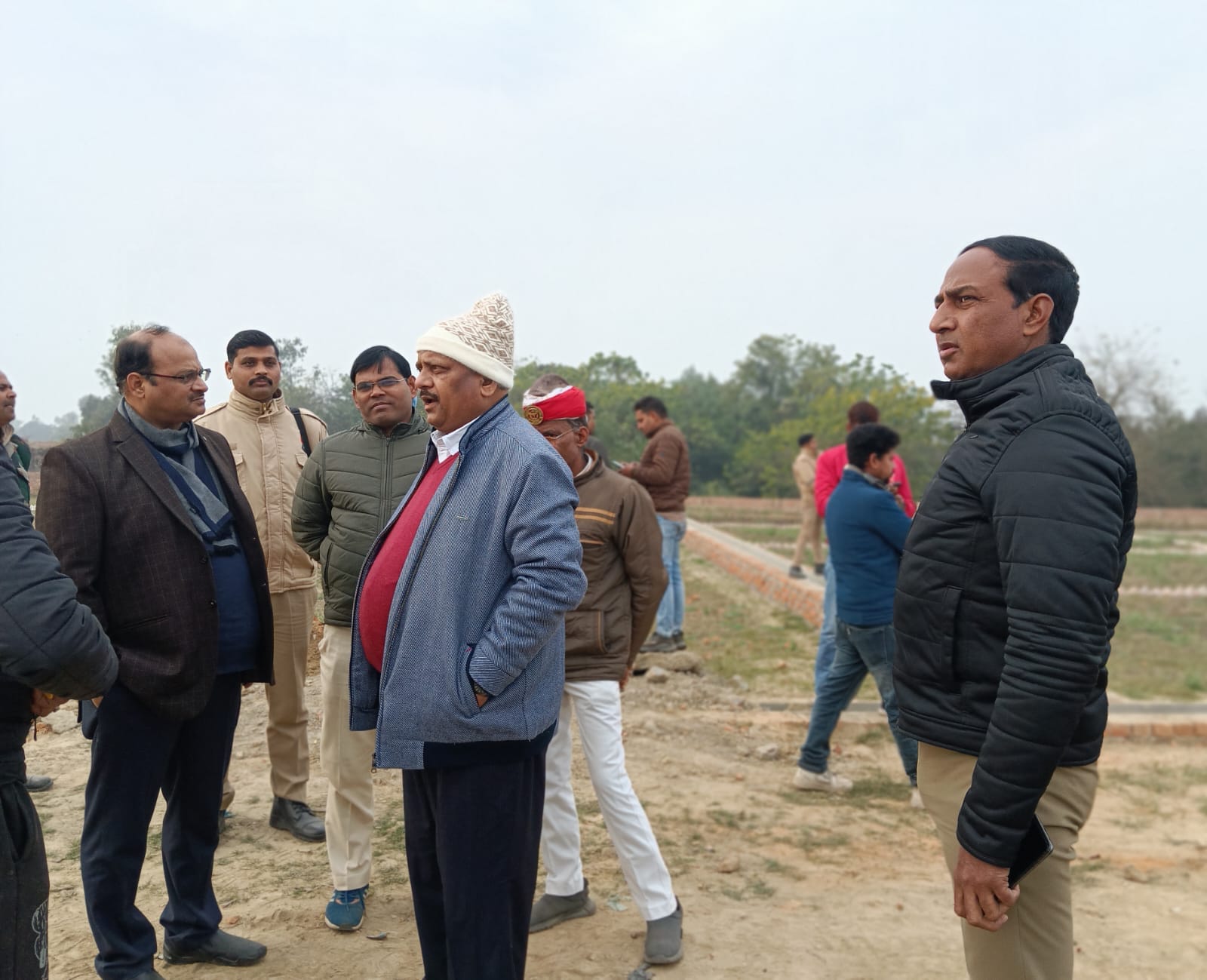 कालोनी में निर्माण तोड़ती जेसीबी मशीन । संवाद कालोनी में निर्माण तोड़ती जेसीबी मशीन । संवाद