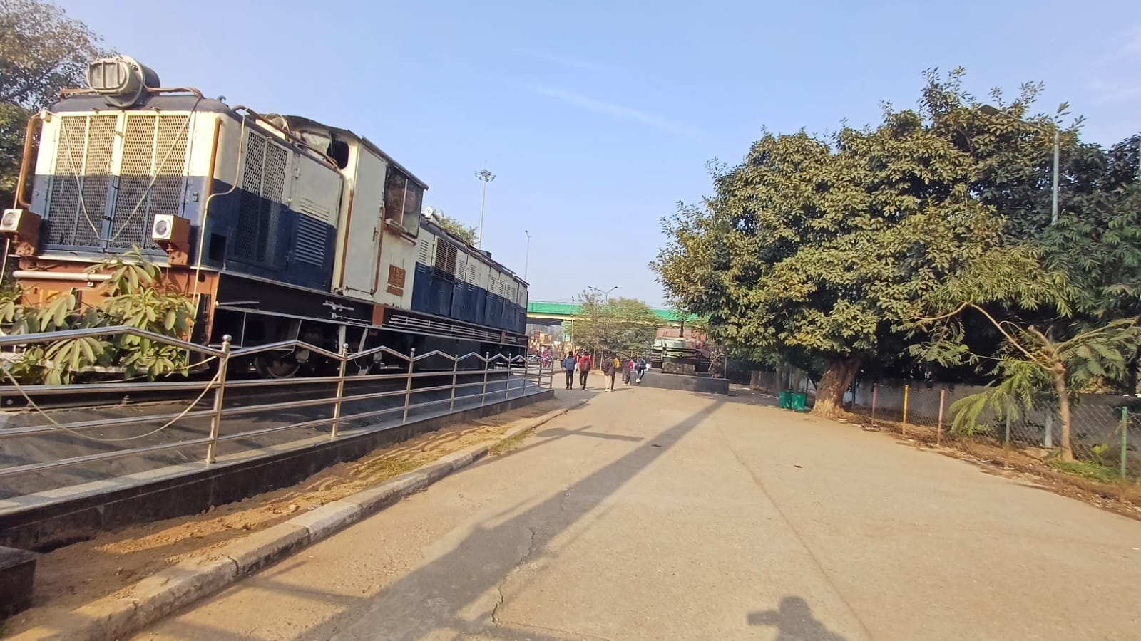 मुख्य गेट के सामने रेलवे परिसर में स्थापित किया गया टैंक व इंजन। संवाद मुख्य गेट के सामने रेलवे परिसर में स्थापित किया गया टैंक व इंजन। संवाद