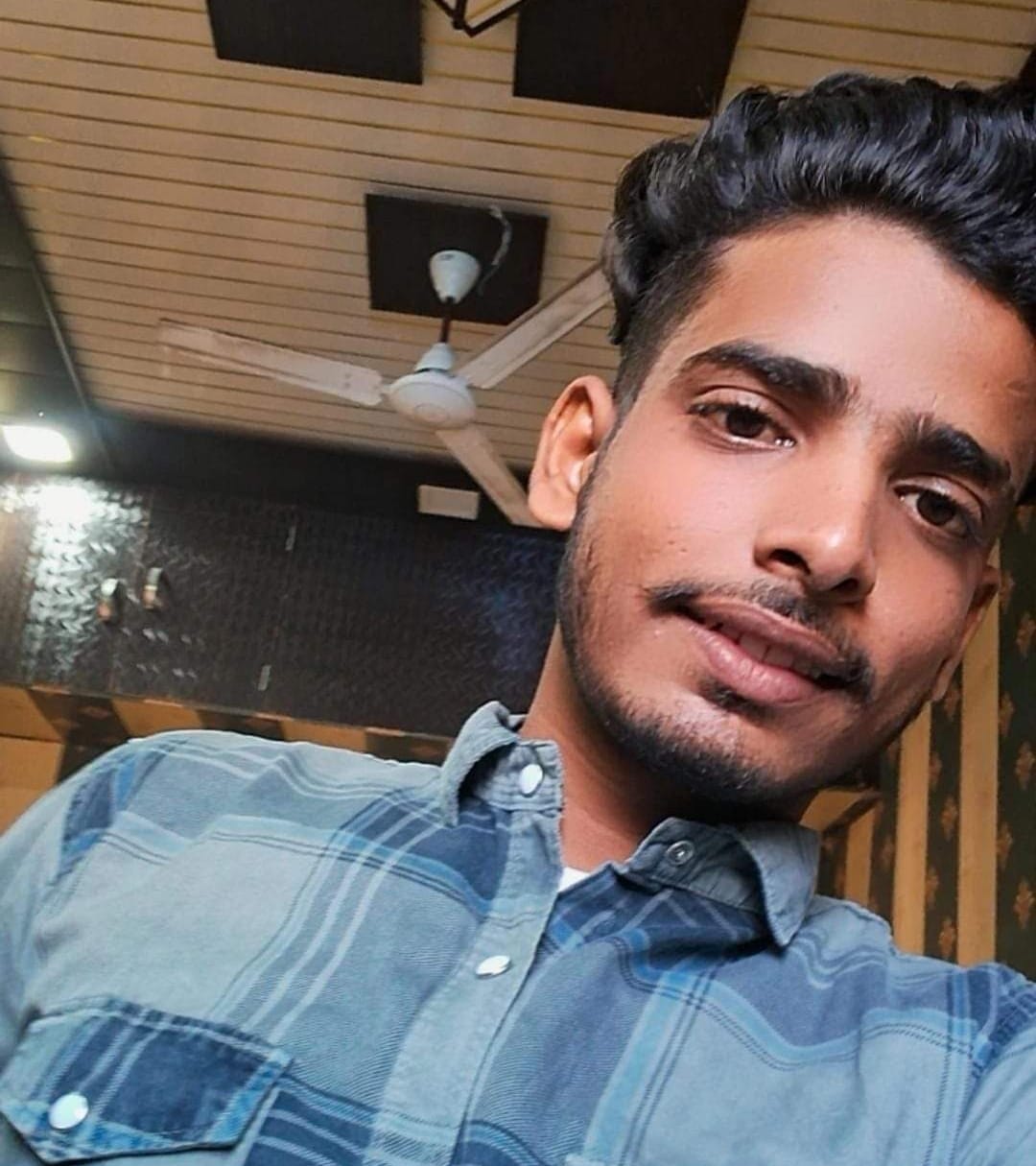 मृतक आदिल के परिजनों से बात करती पुलिस संवाद मृतक आदिल के परिजनों से बात करती पुलिस संवाद