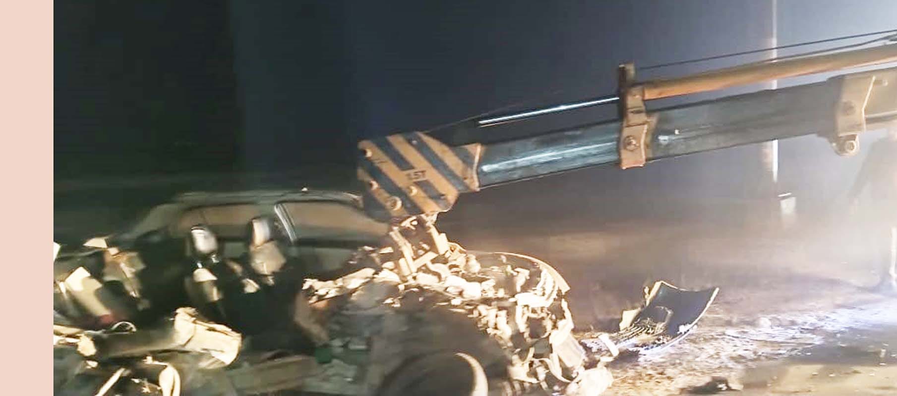 पुवायां में अज्ञात वाहन की टक्कर से क्षतिग्रस्त कार। संवाद