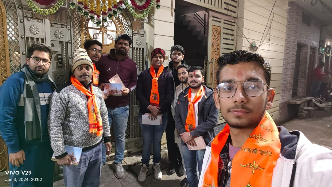 सबके राम---शामली के वार्ड छह में अक्षत पुष्प वितरित करते सलमान और हिंदू संगठनों के लोग। संवाद सबके राम---शामली के वार्ड छह में अक्षत पुष्प वितरित करते सलमान और हिंदू संगठनों के लोग। संवाद