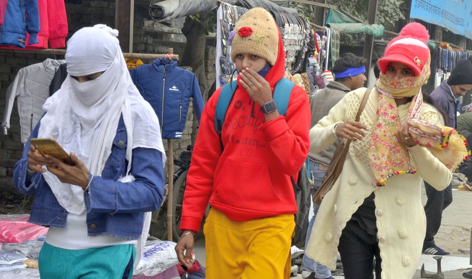 शनिवार को कोहरे लाइट जलाकर निकलते बाइक सवार। संवाद